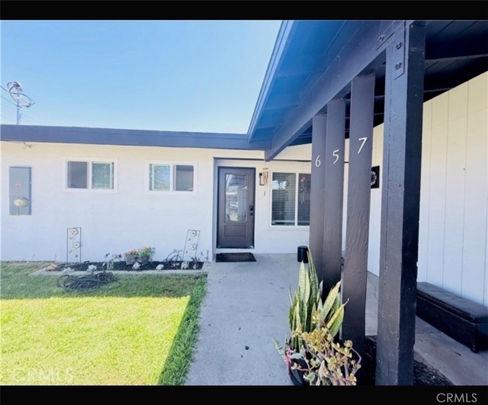 657 E King - Photo 0
