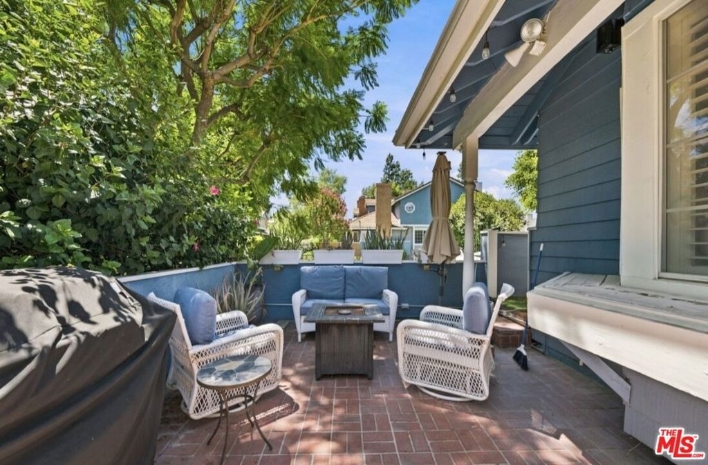18721 Hatteras Street - Photo 2