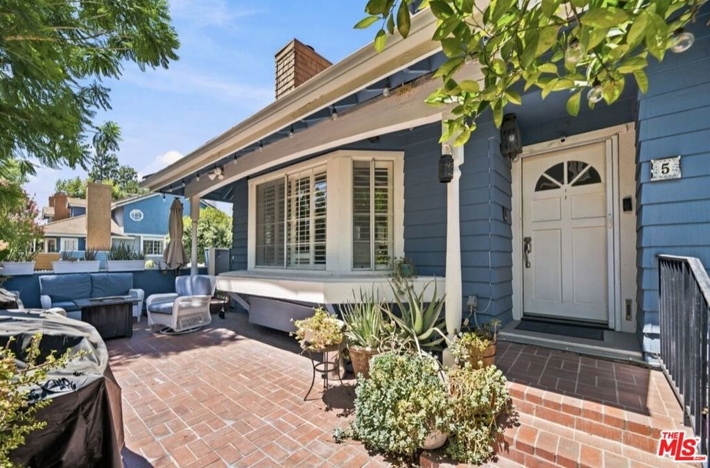 18721 Hatteras Street - Photo 0