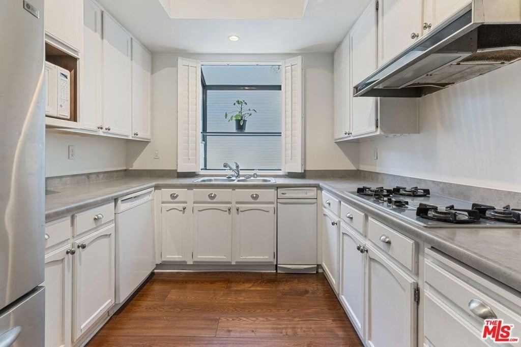 2031 S Bentley Avenue - Photo 5