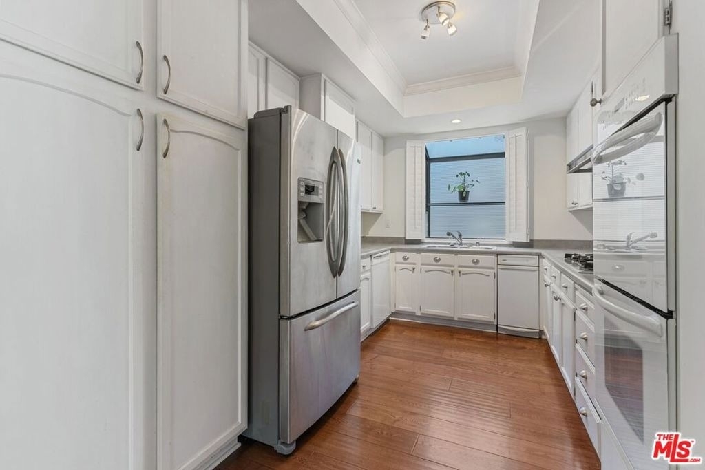 2031 S Bentley Avenue - Photo 4