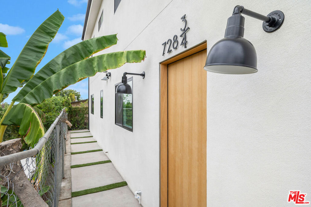 728 3/4 Robinson Street - Photo 1