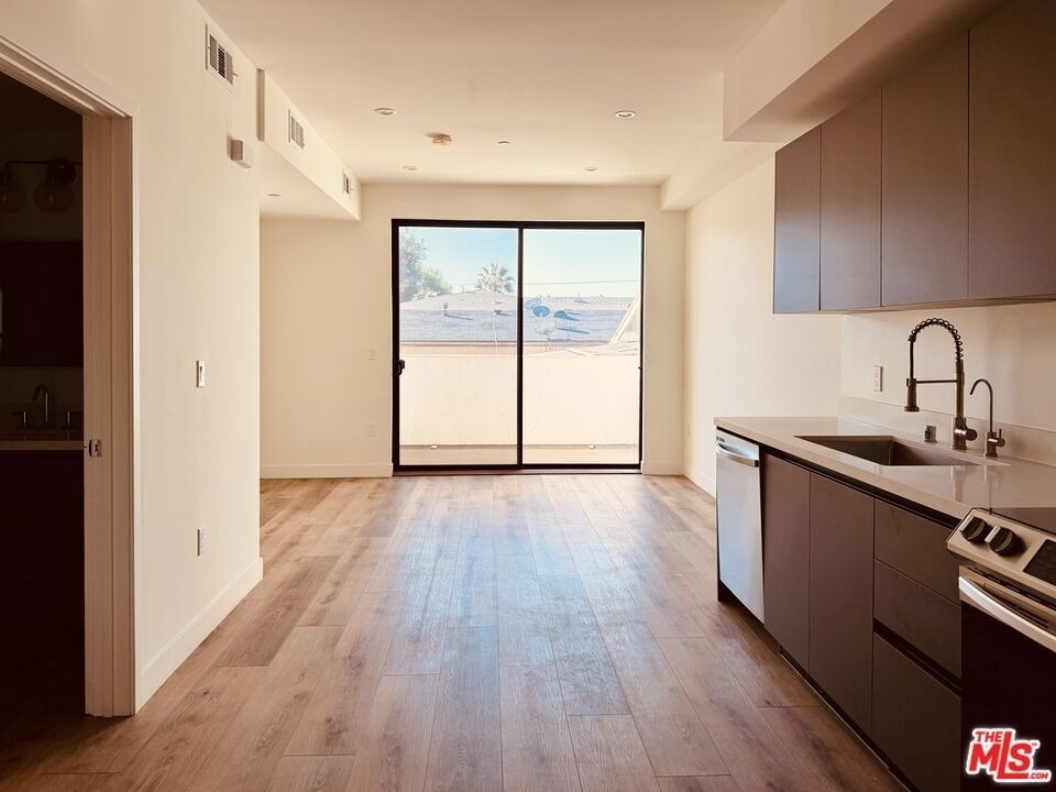 919 Harvard Boulevard - Photo 0