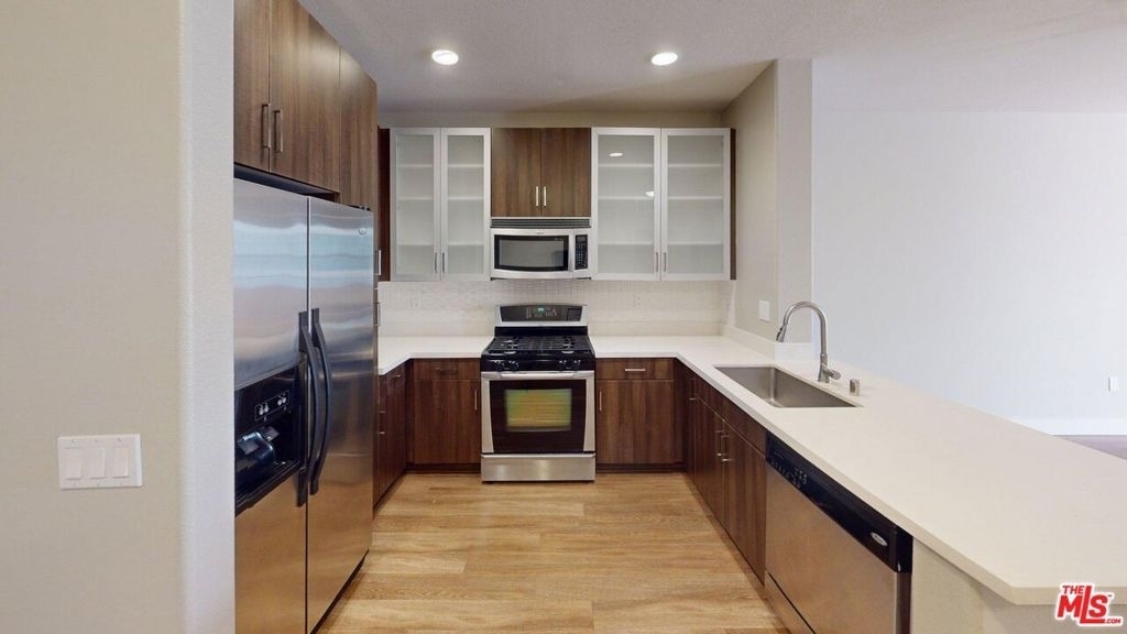 1041 E Glendon Avenue - Photo 2