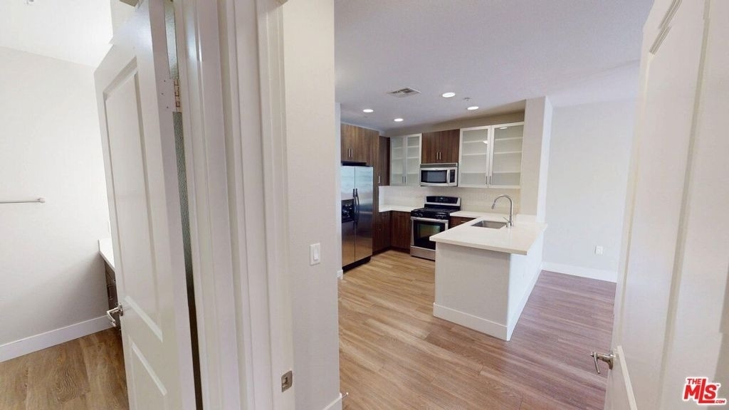 1041 E Glendon Avenue - Photo 8