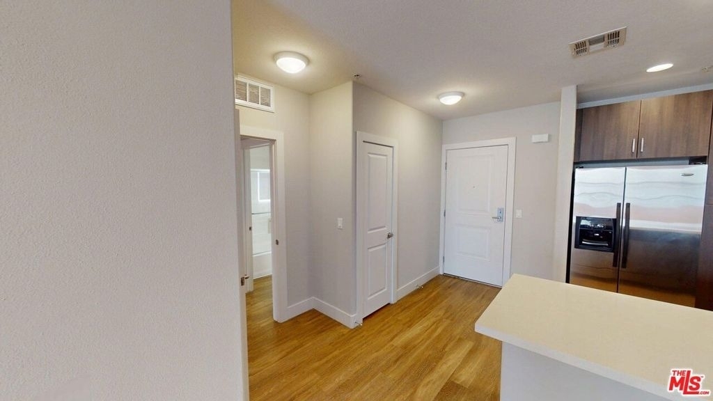 1041 E Glendon Avenue - Photo 3