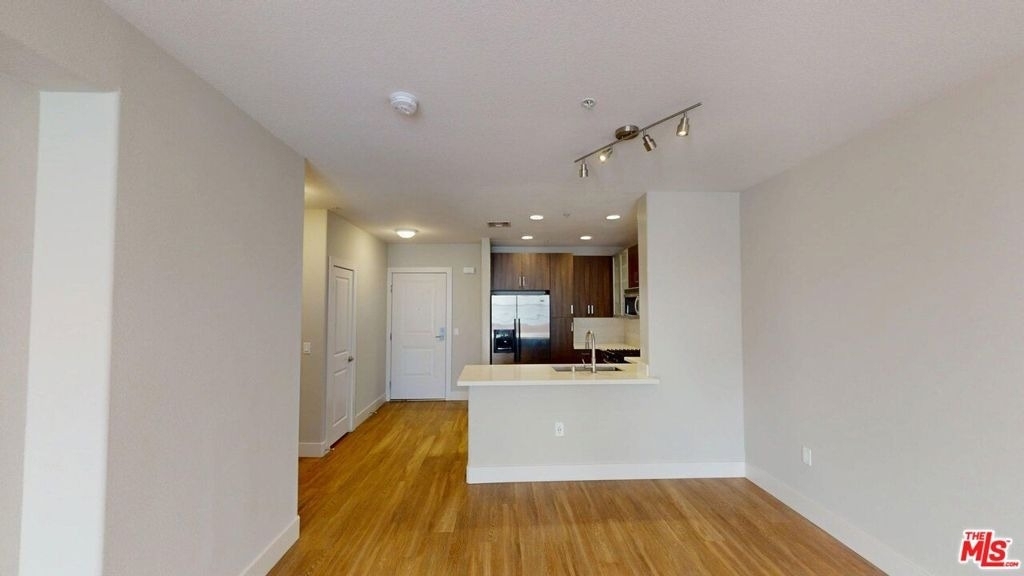 1041 E Glendon Avenue - Photo 6