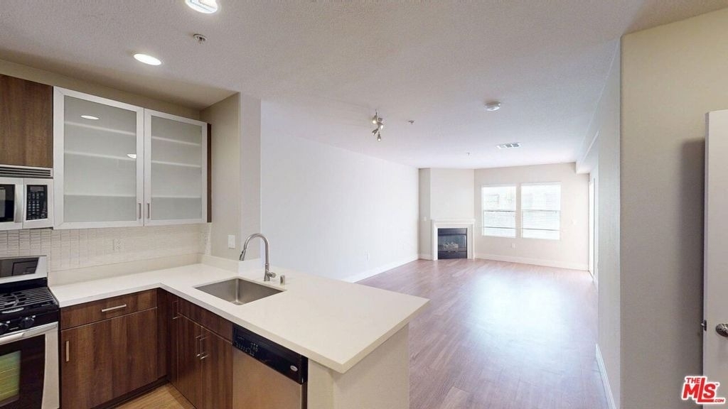 1041 E Glendon Avenue - Photo 1