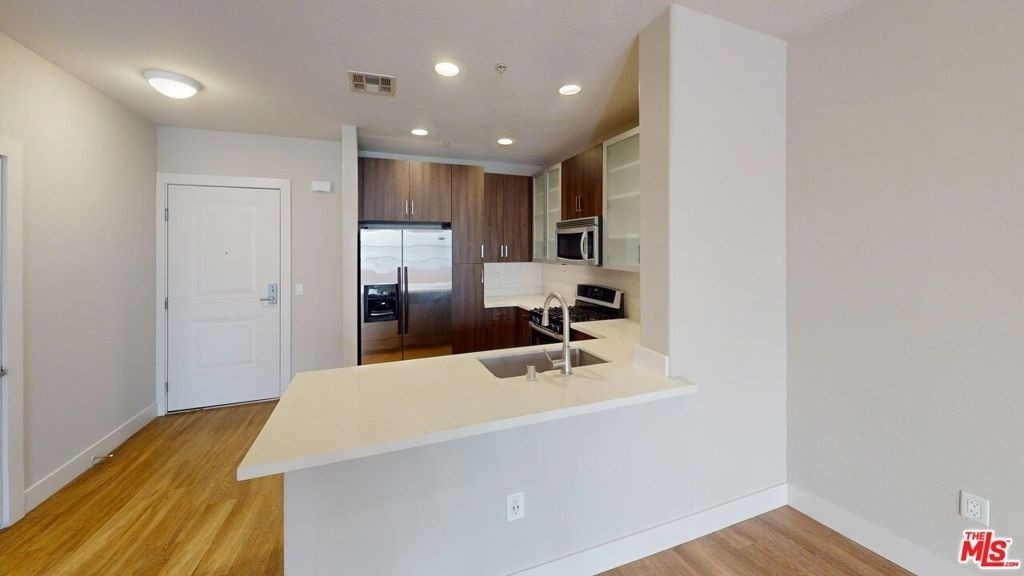 1041 E Glendon Avenue - Photo 15