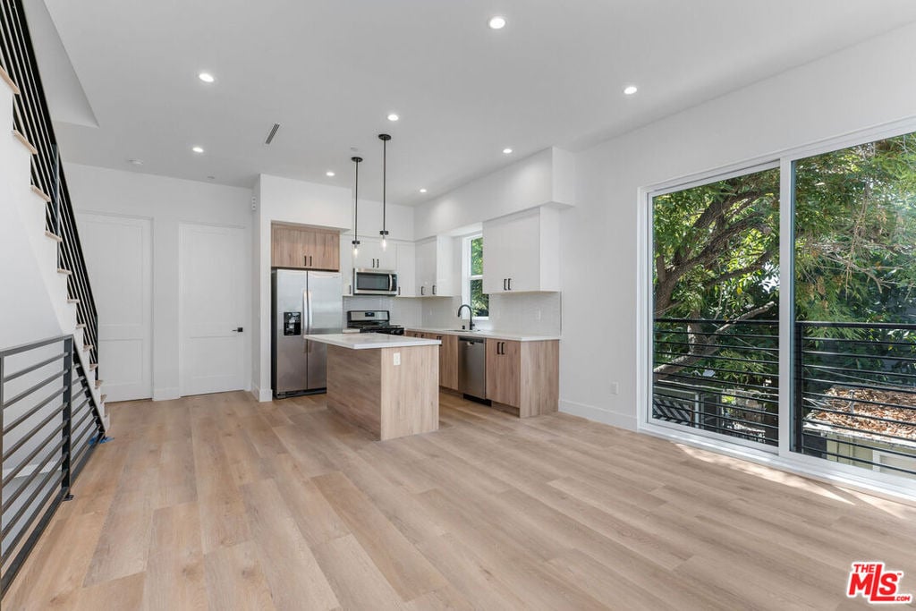 1834 N Echo Park Avenue - Photo 2