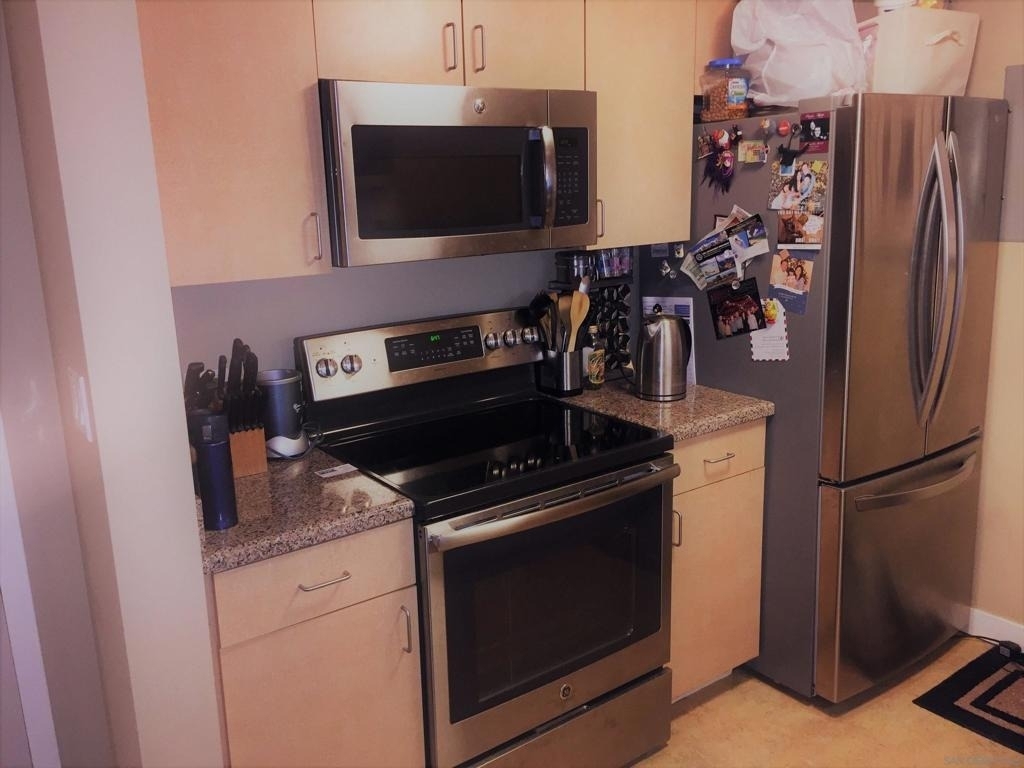 425 W Beech St - Photo 1