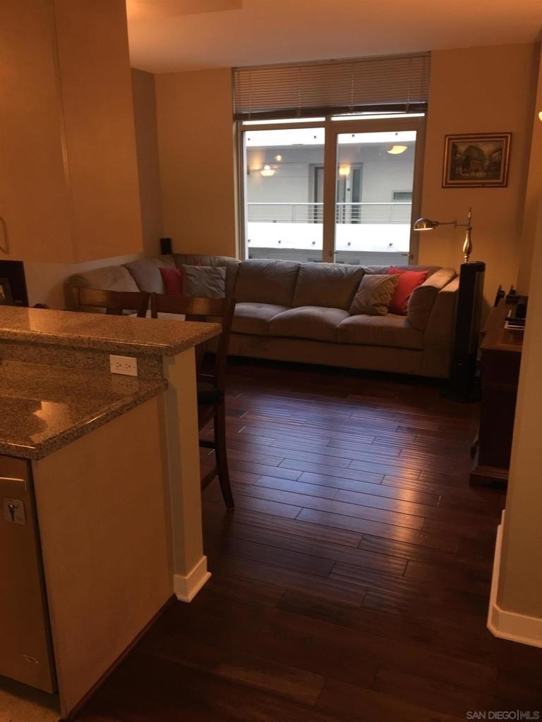 425 W Beech St - Photo 3