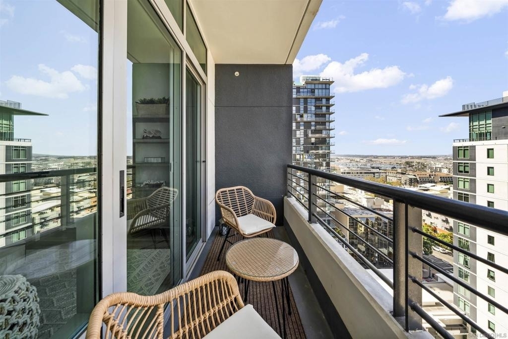 425 W Beech Street - Photo 17