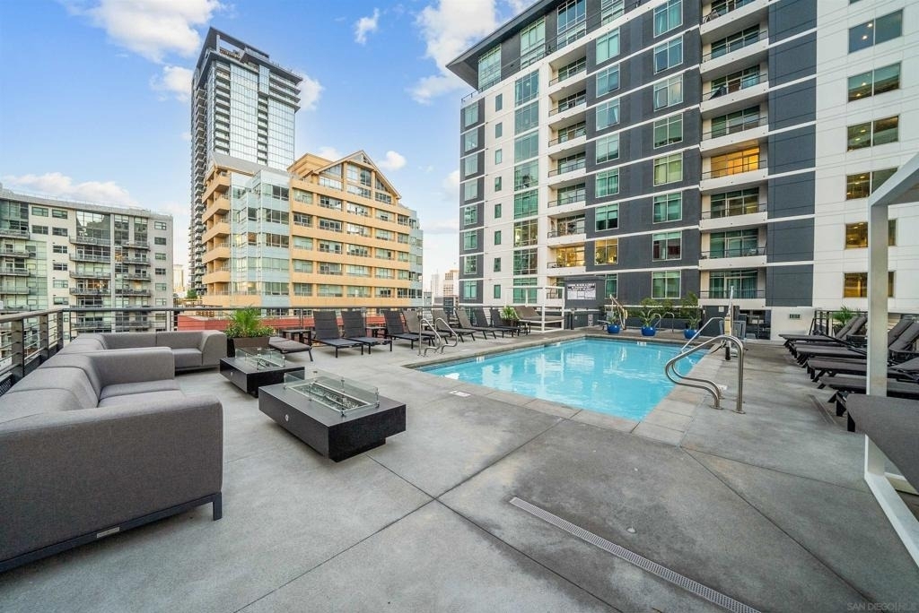 425 W Beech Street - Photo 32