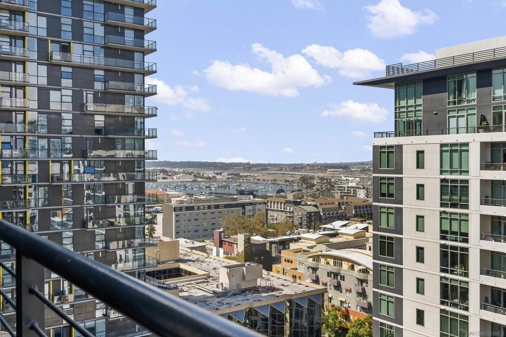425 W Beech Street - Photo 19