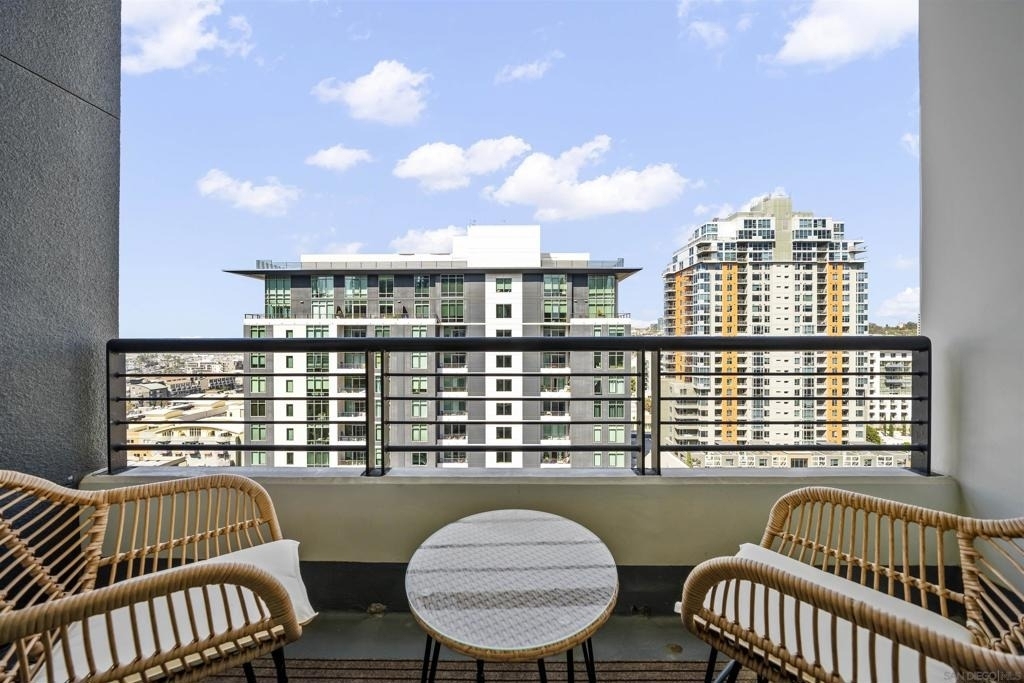425 W Beech Street - Photo 15