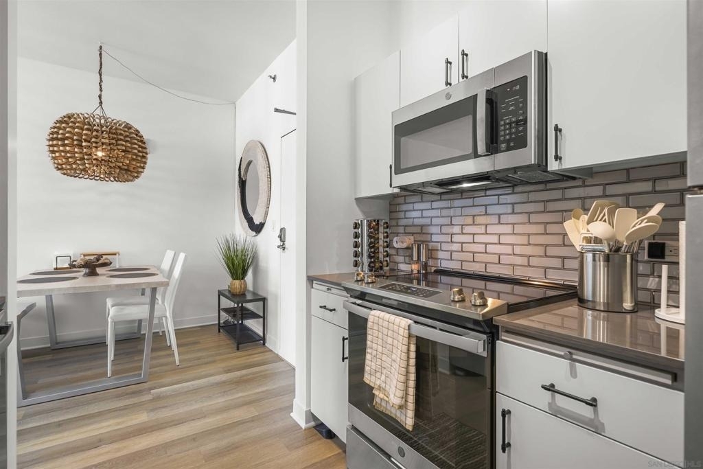 425 W Beech Street - Photo 2
