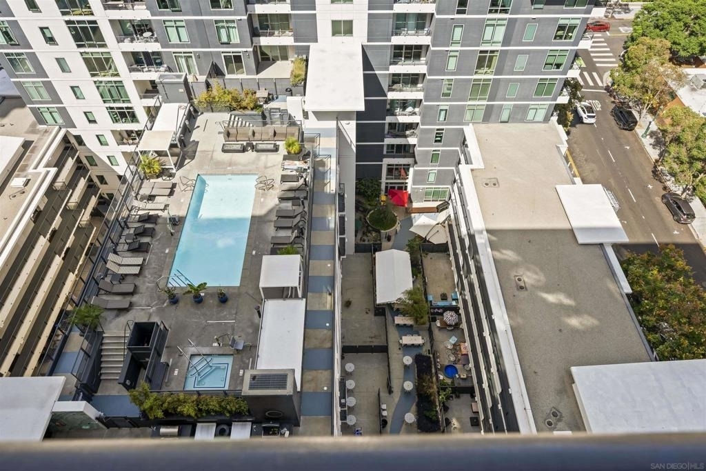 425 W Beech Street - Photo 21