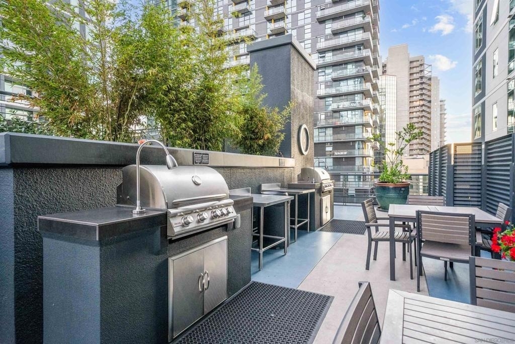 425 W Beech Street - Photo 35