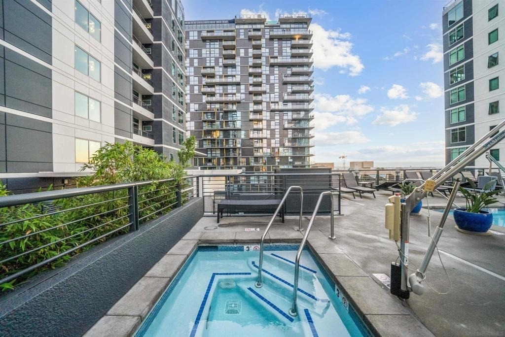 425 W Beech Street - Photo 34