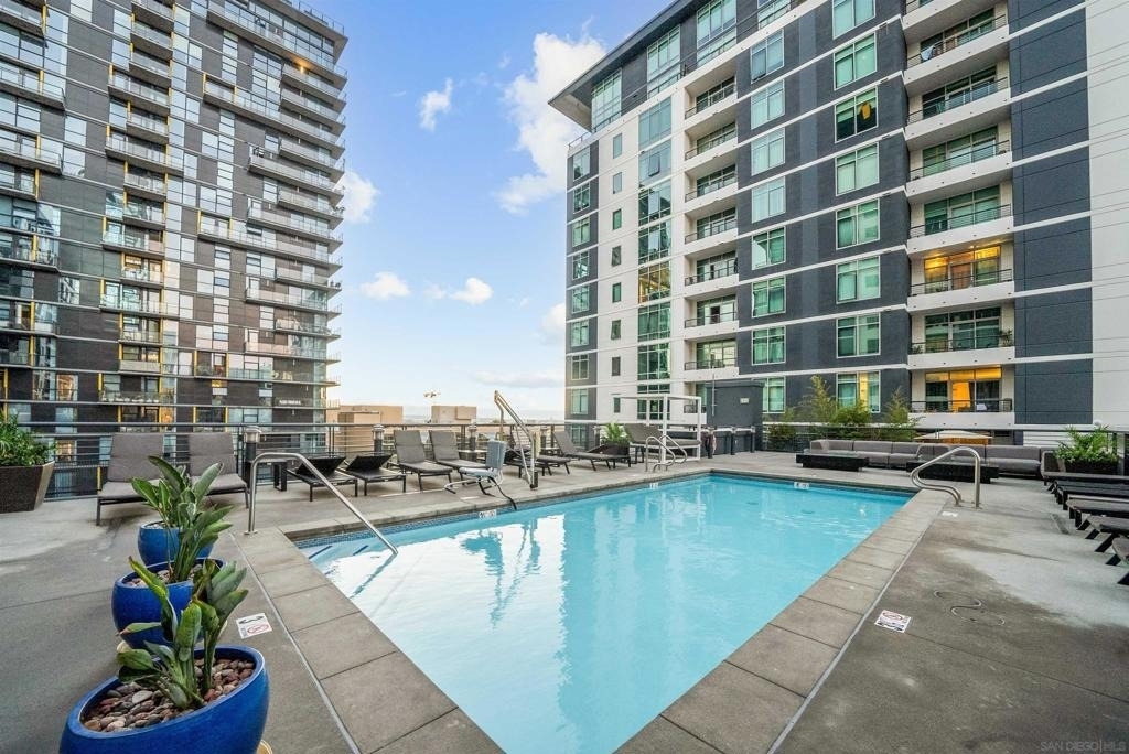 425 W Beech Street - Photo 30