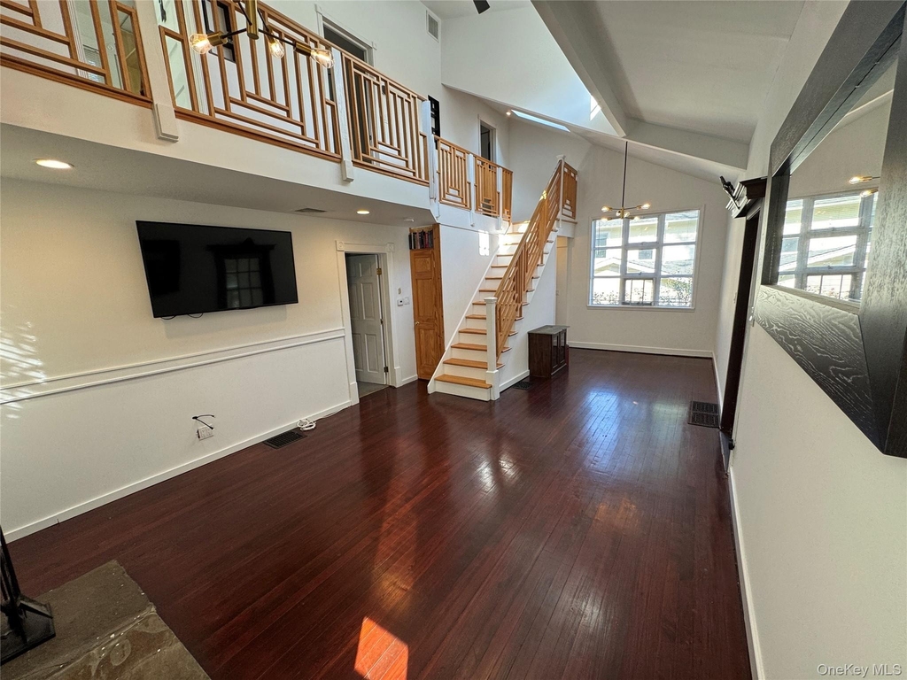 7 Warner Avenue - Photo 2
