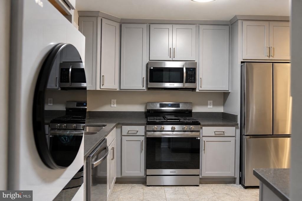 434 Greenbrier Court - Photo 2