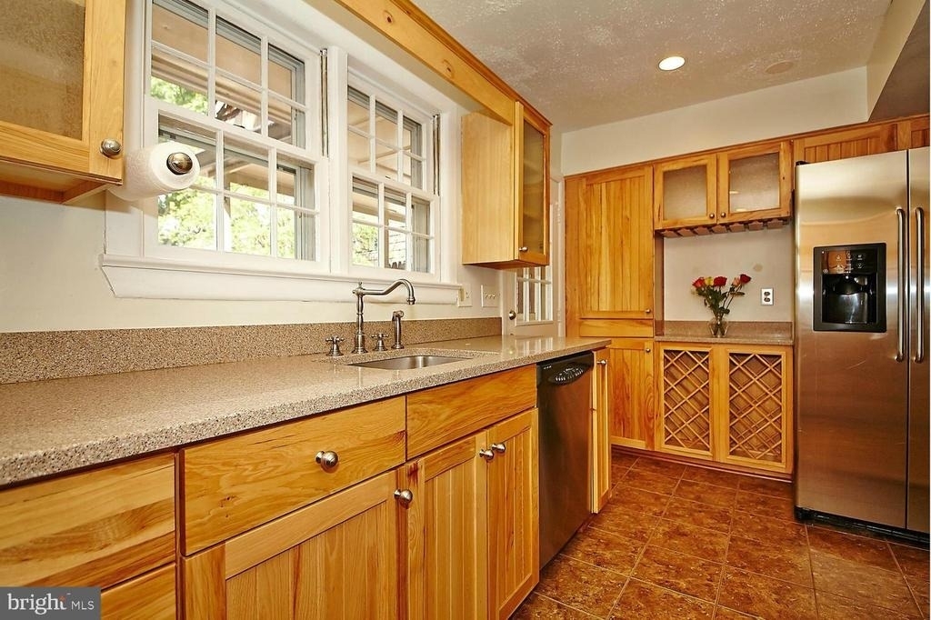 137 Virginia Avenue S - Photo 0