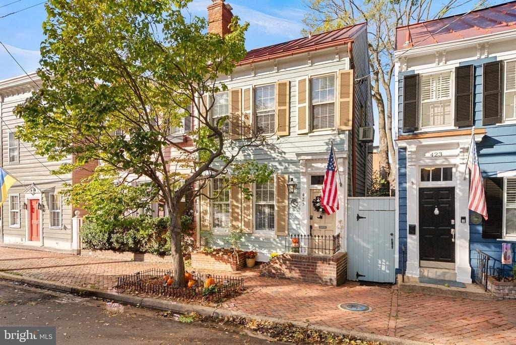 425 Queen Street - Photo 1