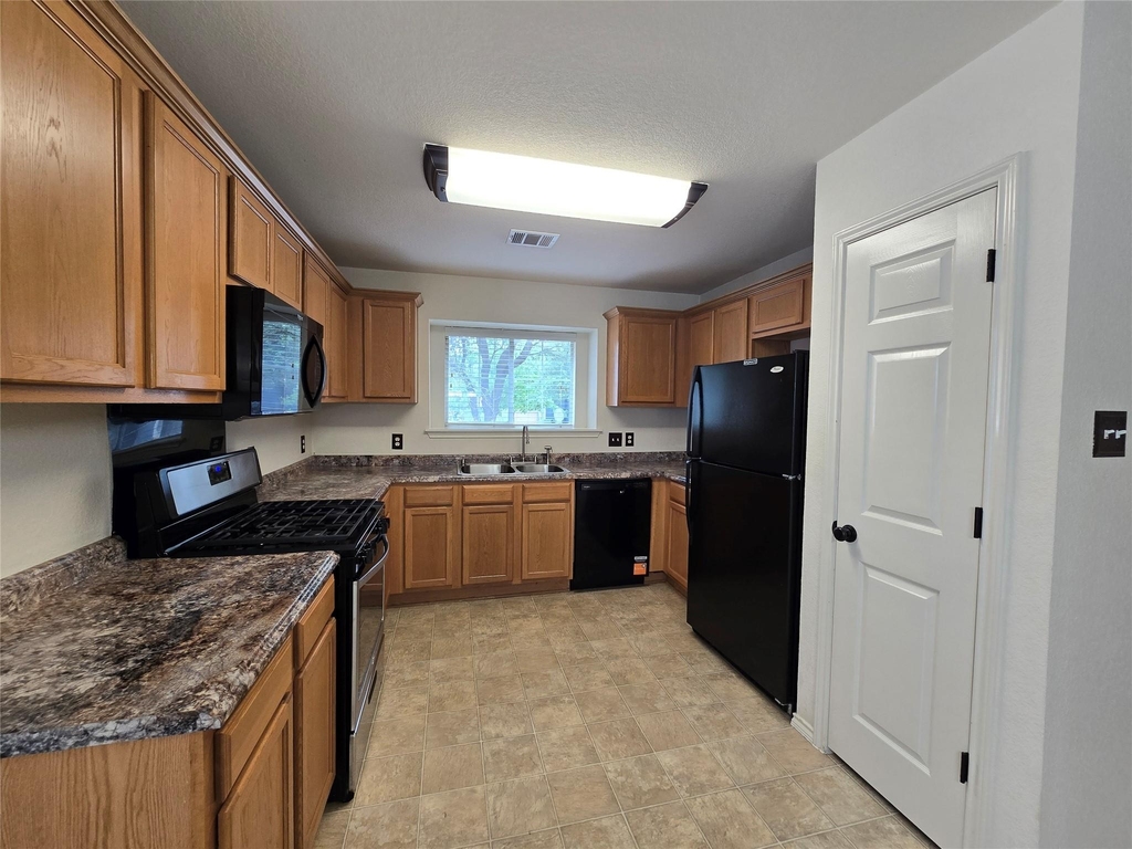 601 Cherry Creek Dr - Photo 3