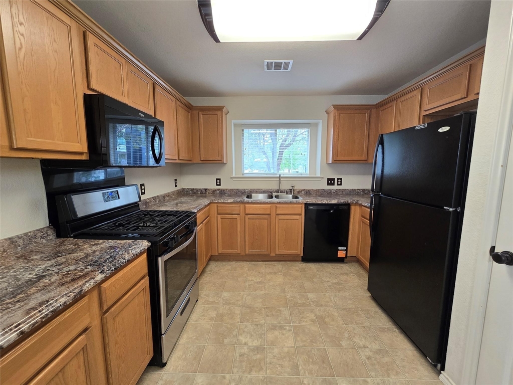 601 Cherry Creek Dr - Photo 2