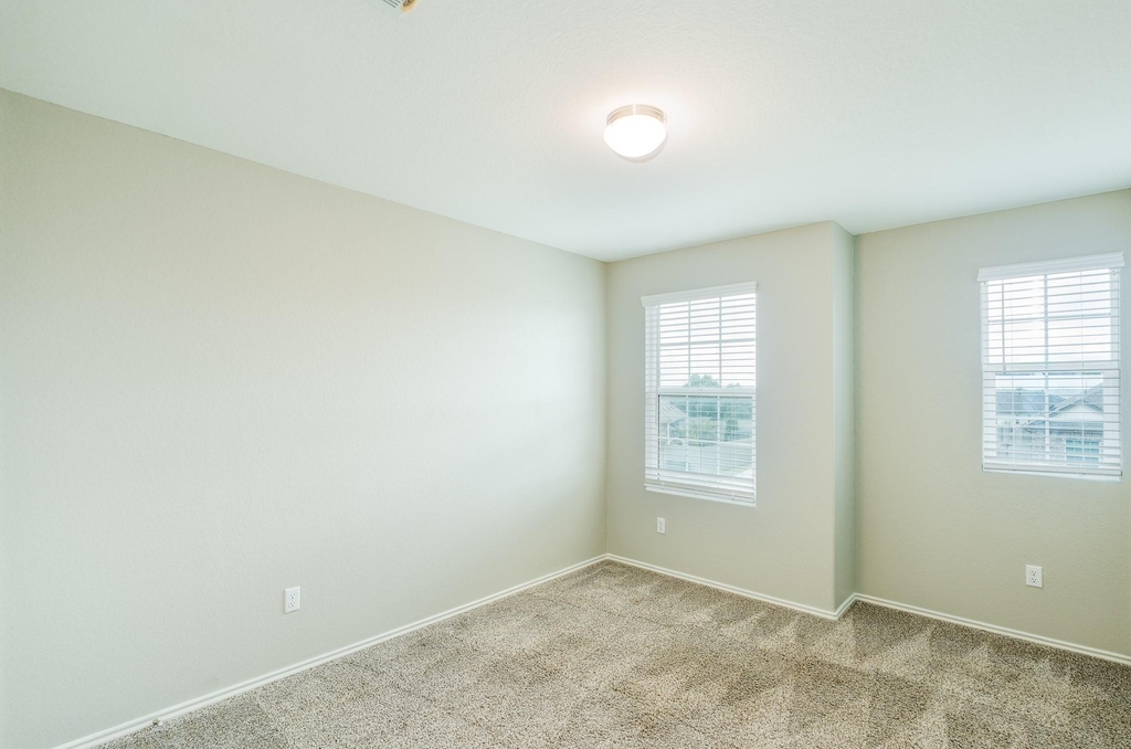 717 Legends Ln - Photo 14