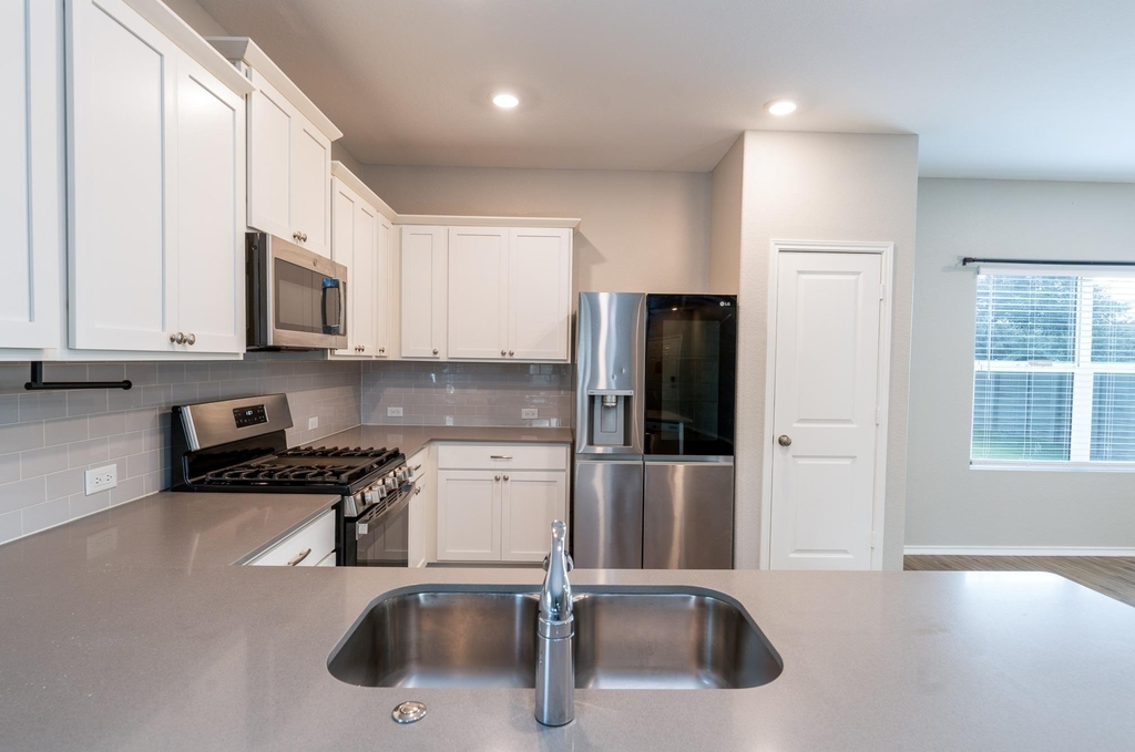 717 Legends Ln - Photo 5
