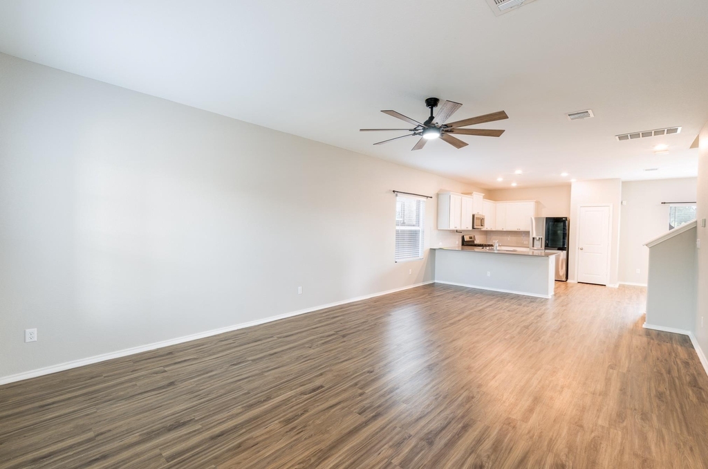717 Legends Ln - Photo 3