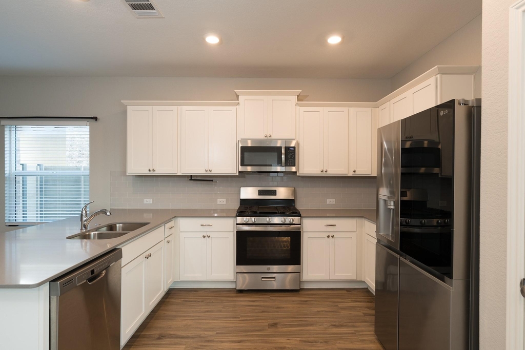 717 Legends Ln - Photo 6