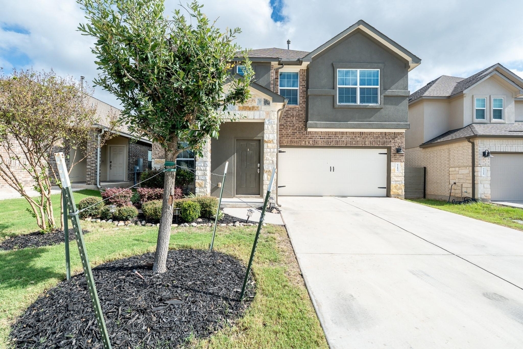 717 Legends Ln - Photo 0