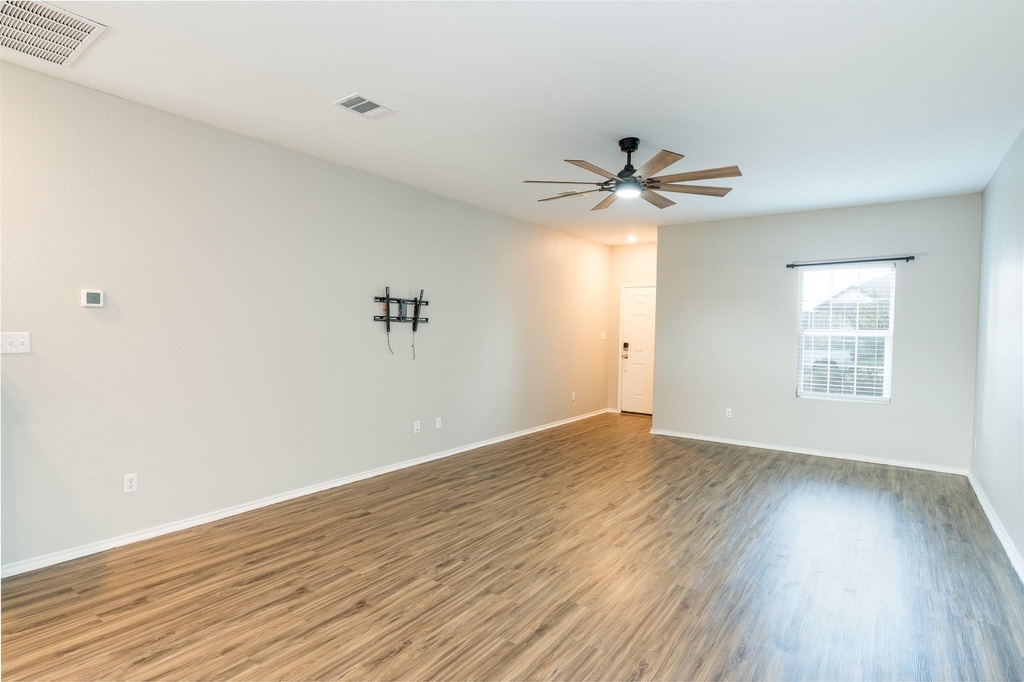 717 Legends Ln - Photo 4