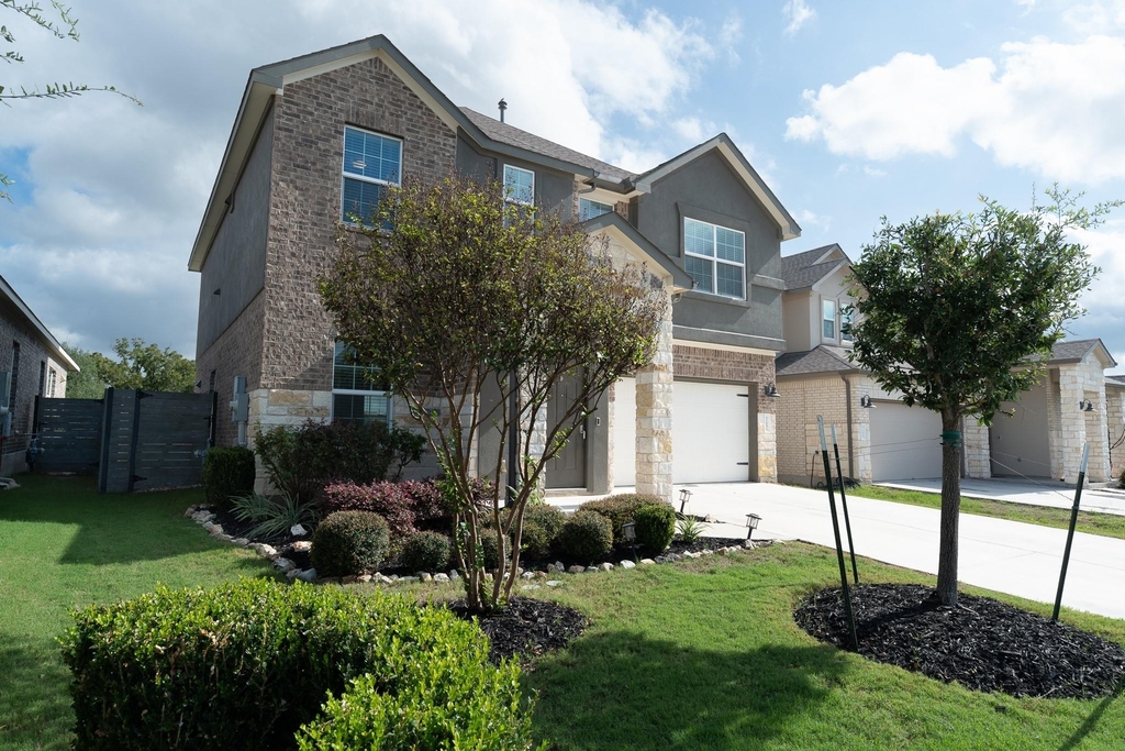 717 Legends Ln - Photo 2
