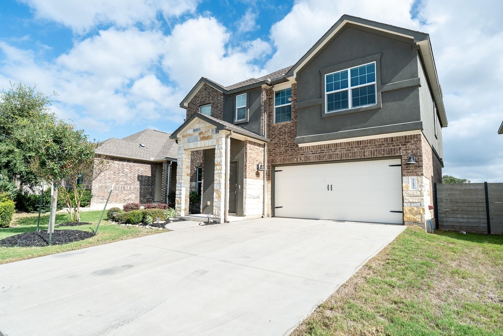 717 Legends Ln - Photo 1