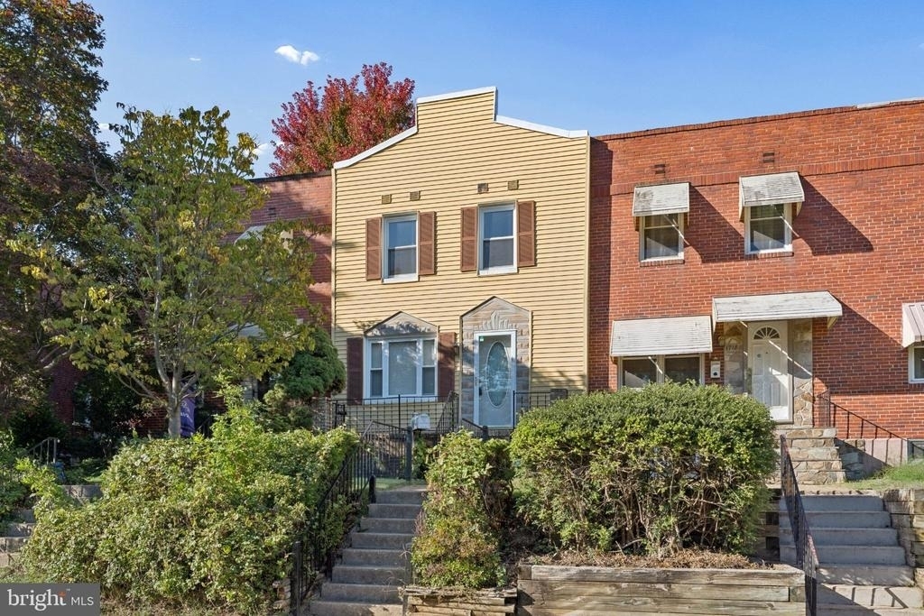 1716 Redwood Avenue - Photo 1