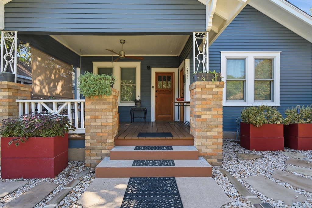 2407 Willow St - Photo 1
