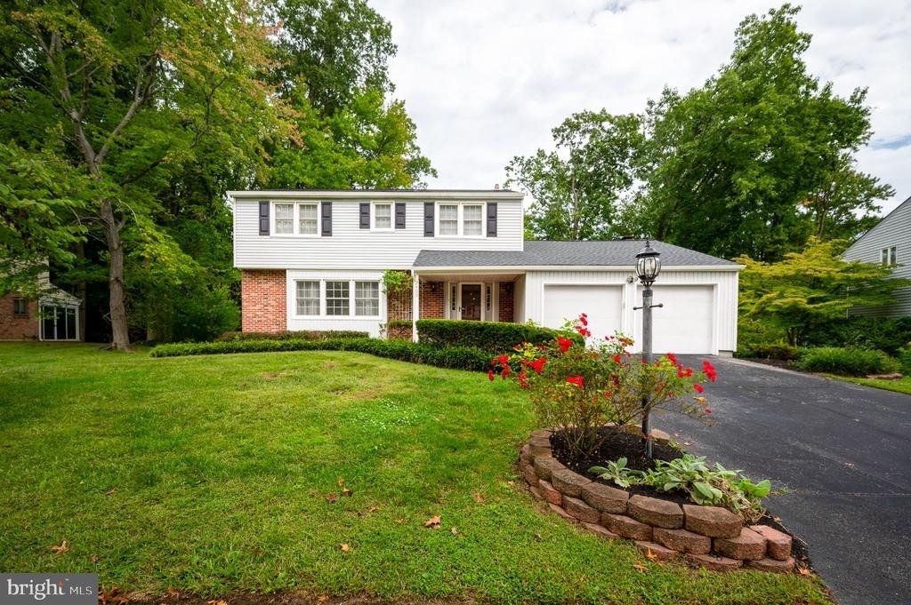 2409 Sweetbriar Road - Photo 0