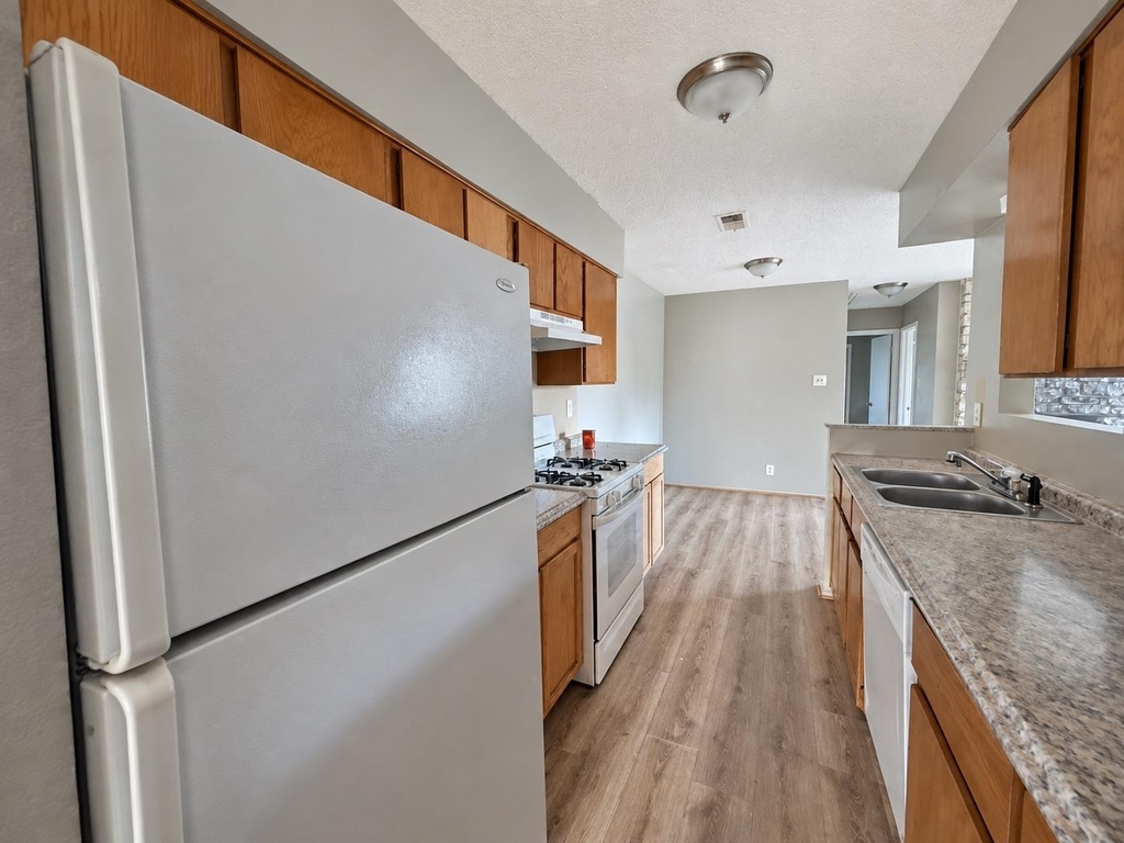 5308 S Pleasant Valley Rd - Photo 8