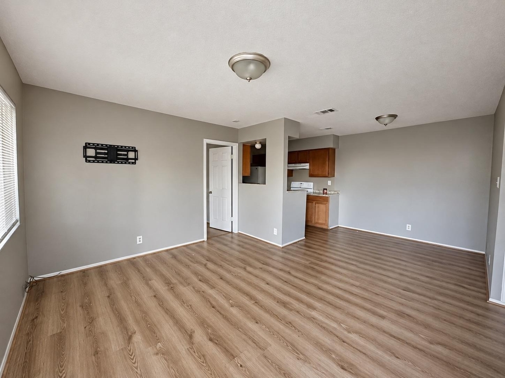 5308 S Pleasant Valley Rd - Photo 5