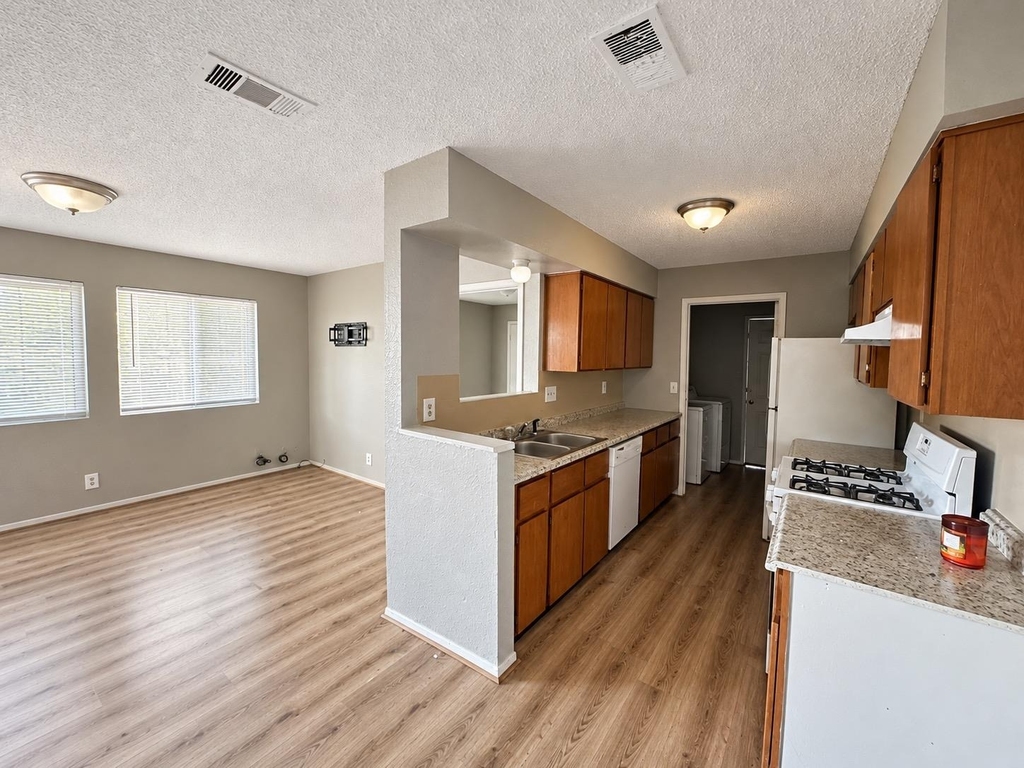 5308 S Pleasant Valley Rd - Photo 0