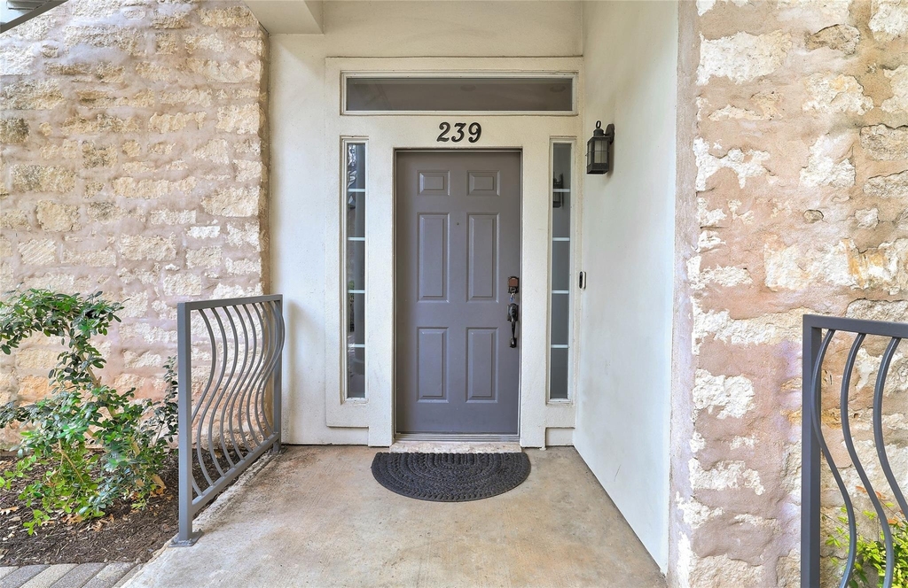 2918 Ranch Road 620 N - Photo 2