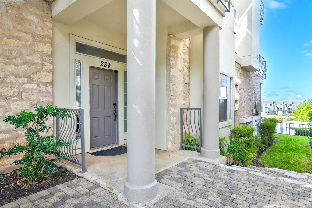 2918 Ranch Road 620 N - Photo 1