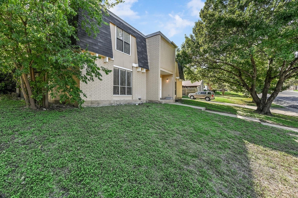 1813 Woodland Ave - Photo 1