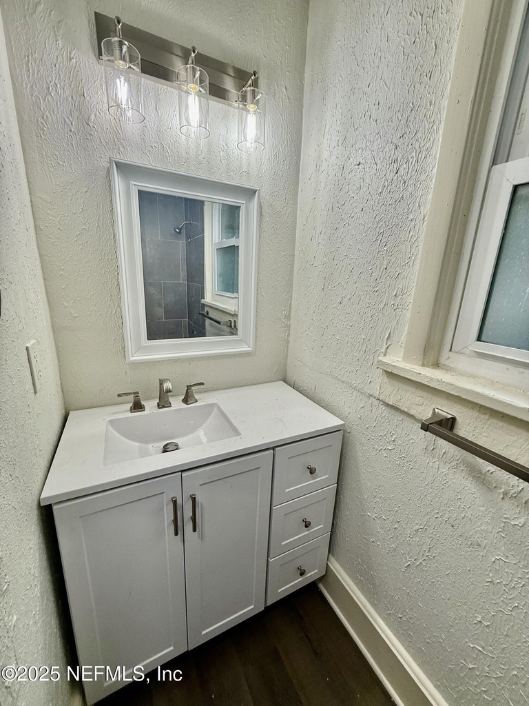 1130 E 16th Street - Photo 4