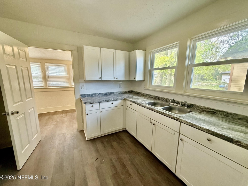 1130 E 16th Street - Photo 2